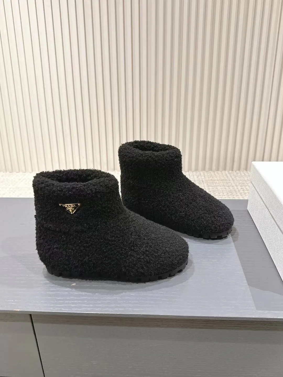 👟👟Ex-factory price 560👟👟 Prada*Prada 2024ss new autumn and winter straight snow boots wool short boots. The fashionable and elegant design presents a classic silhouette. No matter what the situation is, the home court belongs only to you!  Fabric: Customized wool Lining: Customized wool Hardware: Original hardware 1:1 molding Outsole: Original molded raw rubber outsole Code number: 35-40 (customized 40 pieces are not returnable)